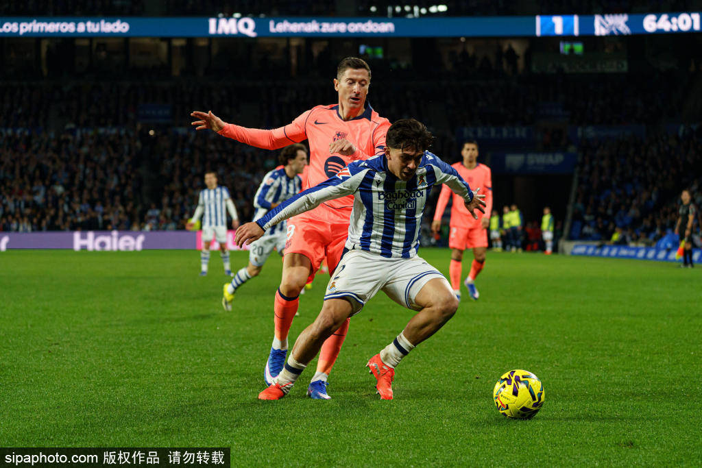 西甲两起裁判风波:孔德被踩未判,维尼点球争议,裁判技术委员会出手